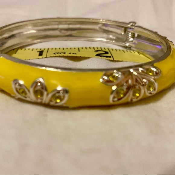 Pretty enamel snap bracelet Yellow with Gold tone flower accents - Picture 12 of 12